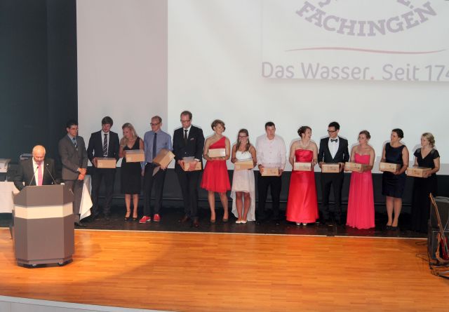 2014-07-26-Abschlussball-Preistraeger-auf-Buehne-mit-HWP